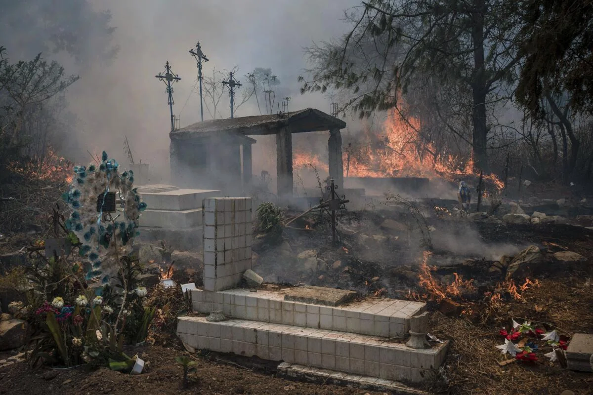 Evacúan a 100 familias en Nogales por incendio forestal