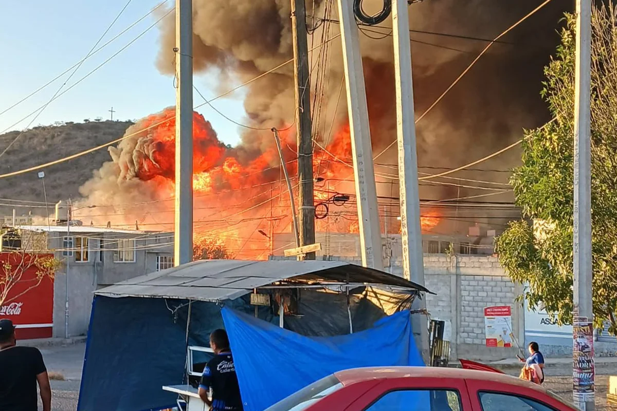 Maderería en el Pinto, Santa Rosa Jáuregui se incendia