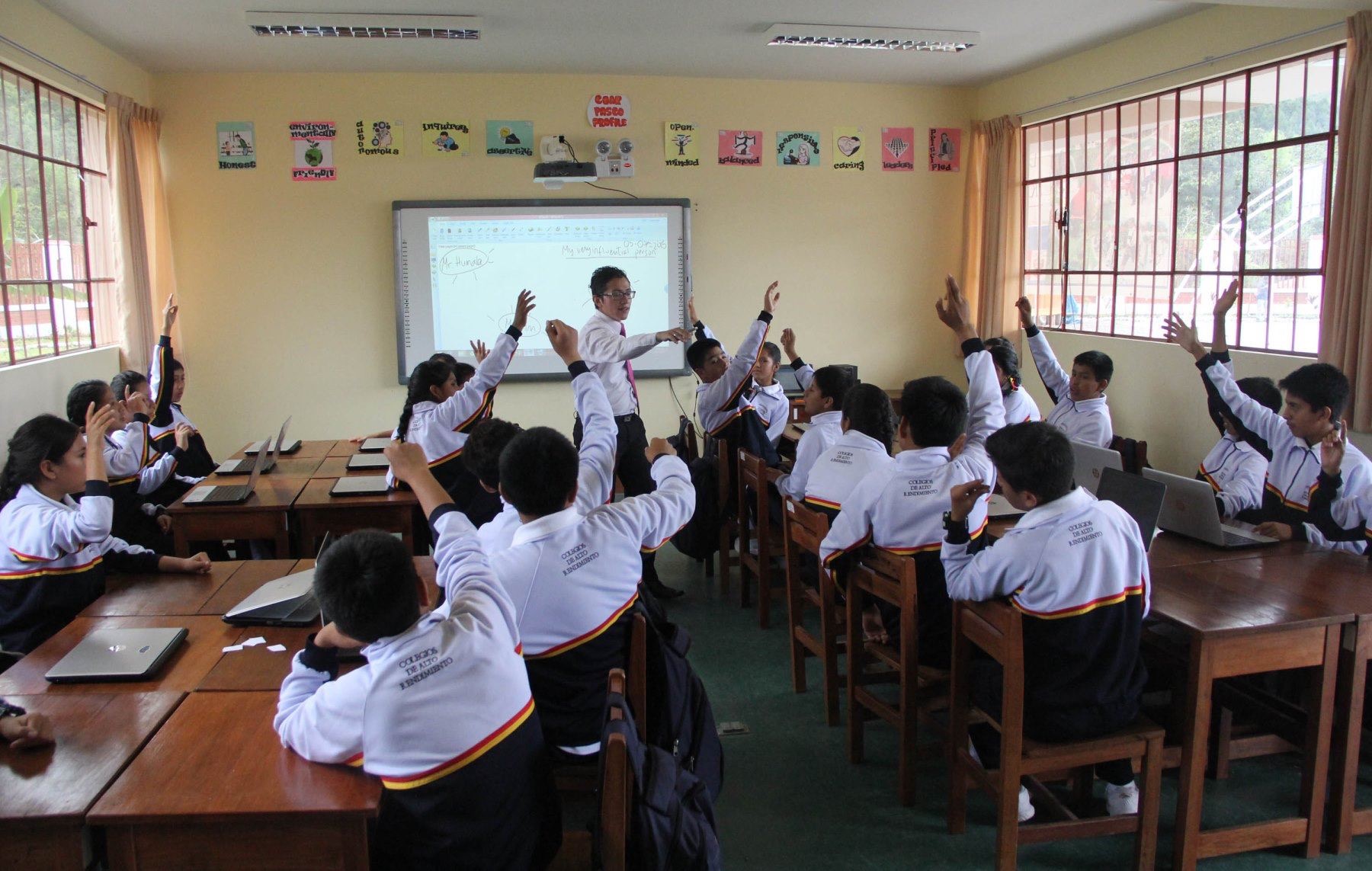 FORMACIÓN ACADÉMICA