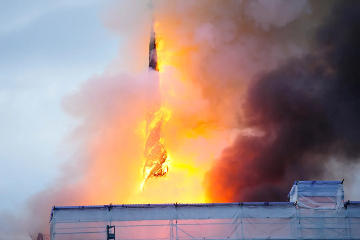 Arde en llamas el edificio de la Bolsa de Copenhague