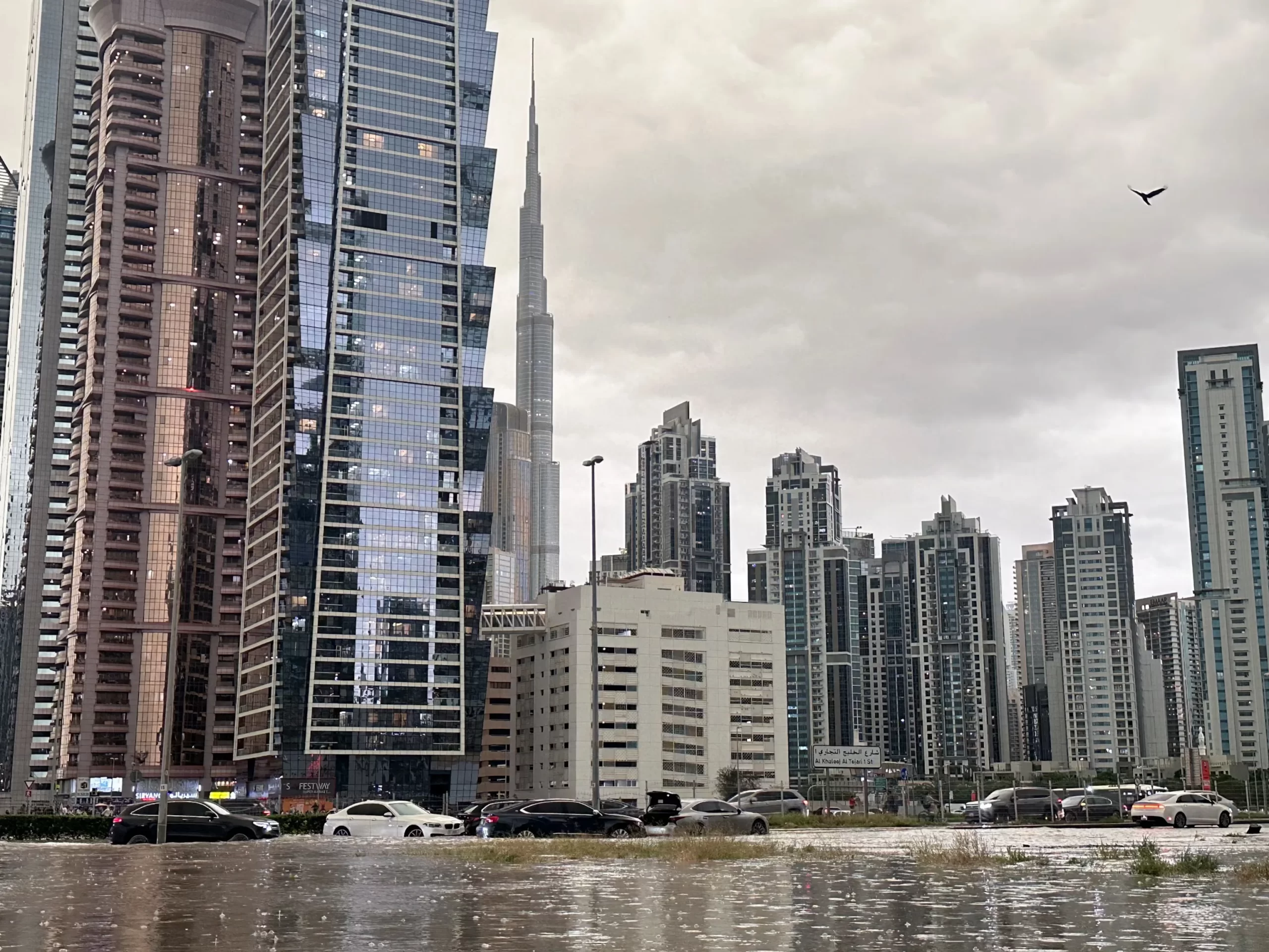 Dubai: Tormenta equivalente a un año de lluvia inunda la ciudad en 24 horas