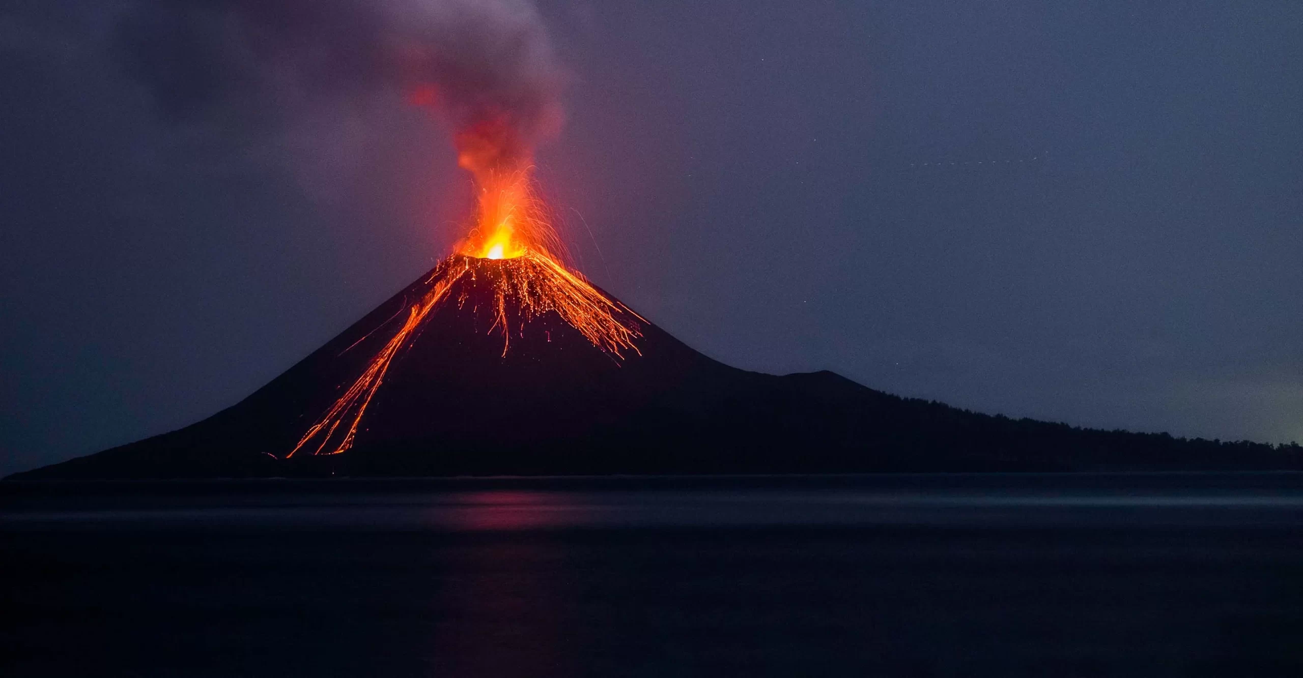 Impresionante erupción del volcán Ruang en Indonesia evacúa a mil personas