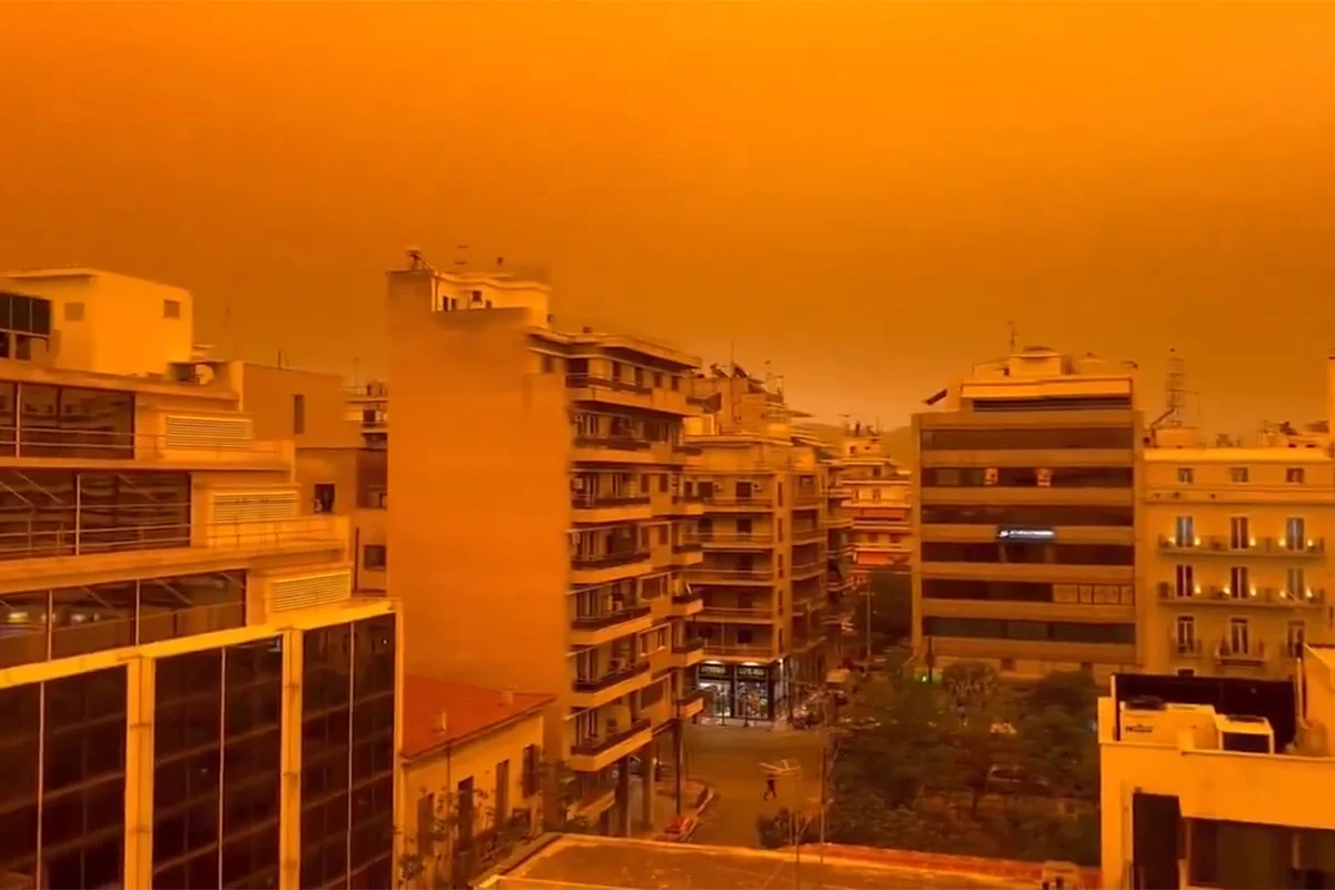 Polvo del Sahara tiñe el cielo de Atenas de color naranja