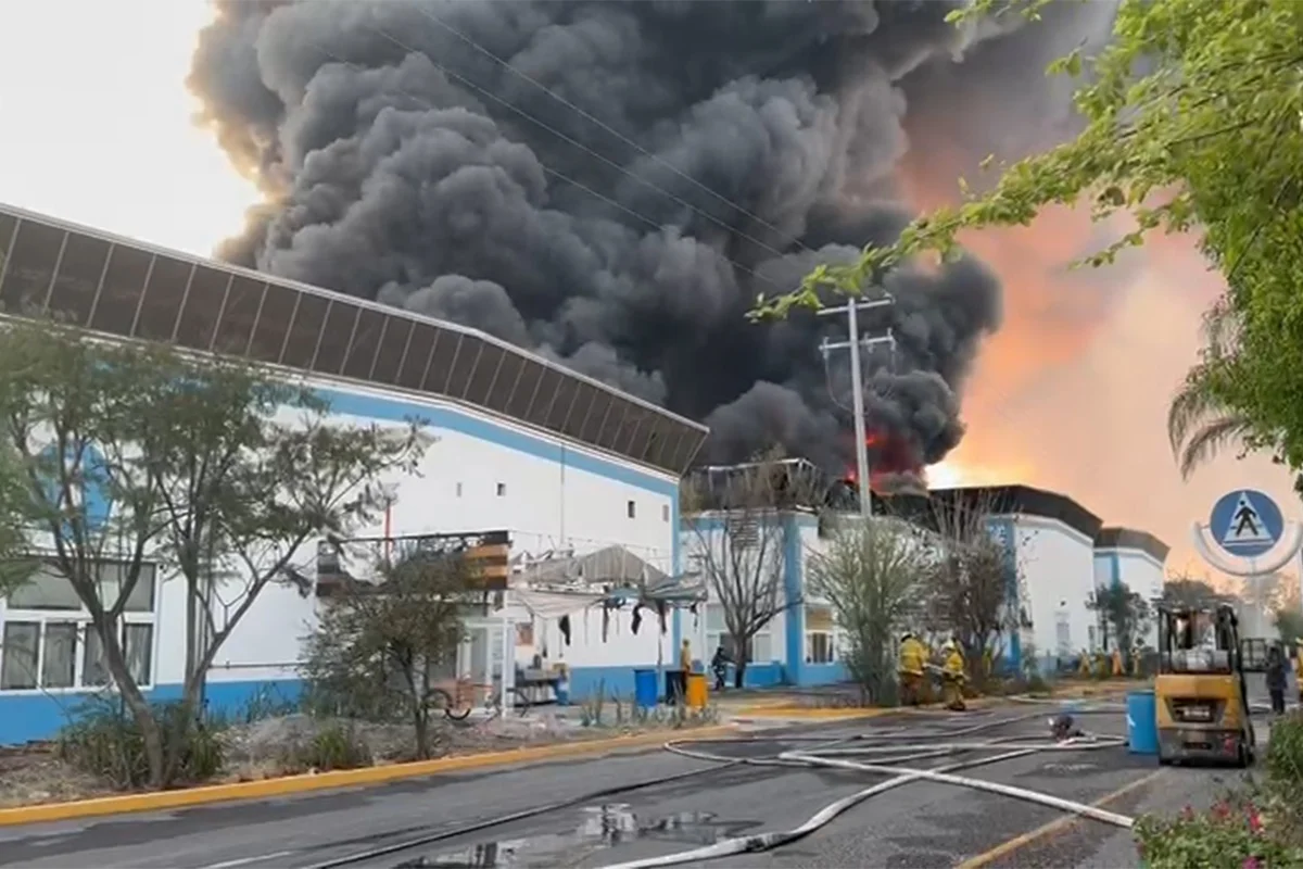 Combaten fuerte incendio en la empresa Sayer Lack en Apaseo El Grande