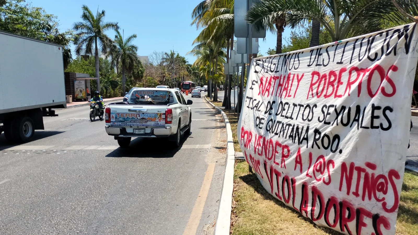 Madres buscadoras bloquean acceso a zona hotelera de Cancún