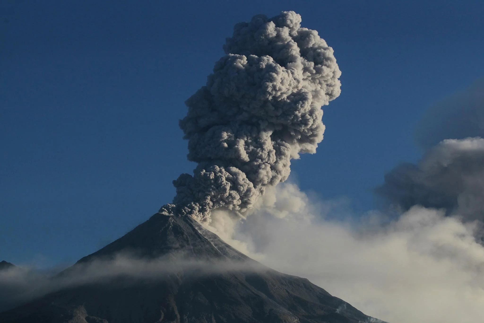 Volcán Ibu de Indonesia entra en erupción; expulsa columna de ceniza de 5 kilómetros