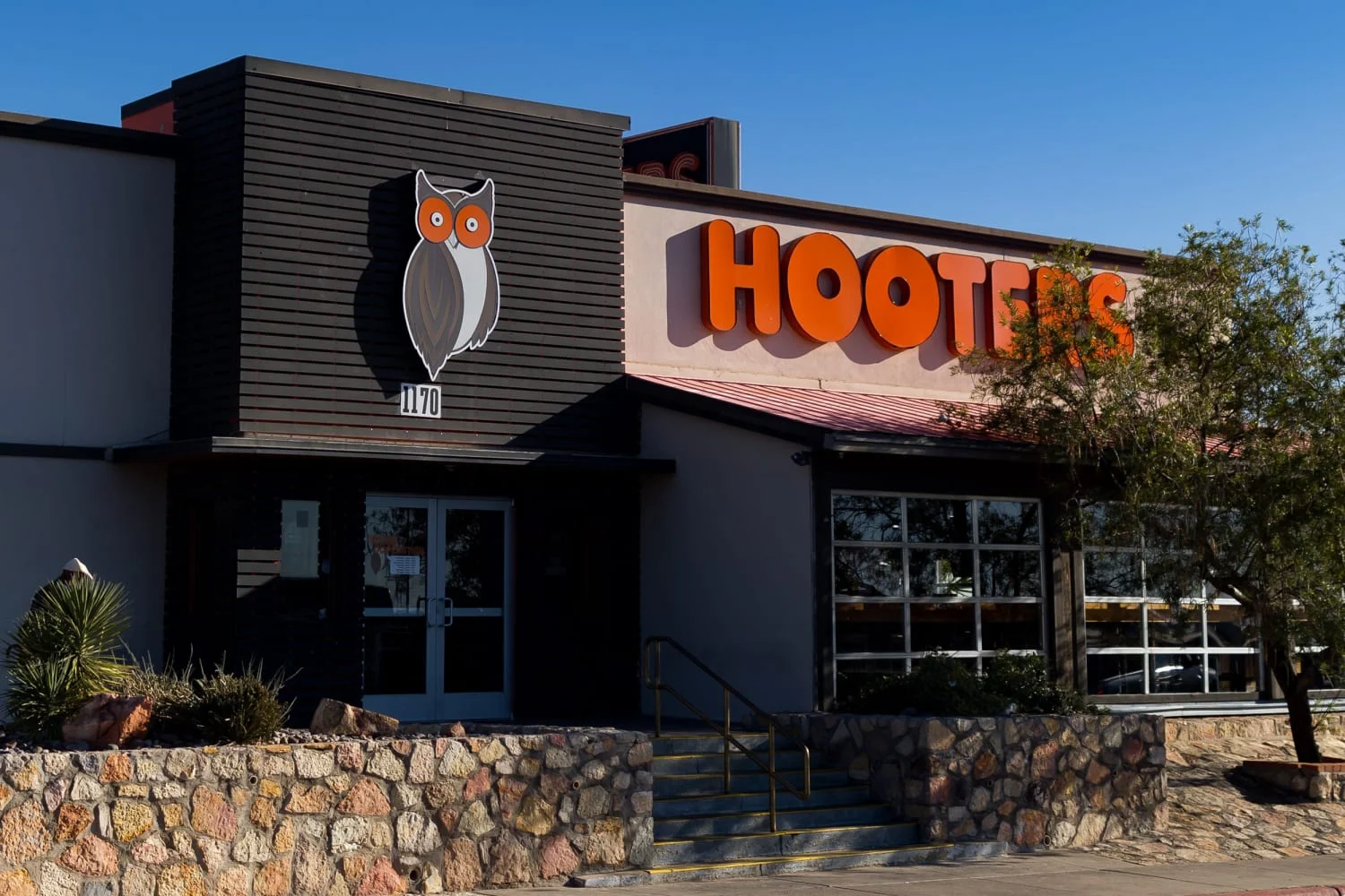 Hooters cierra decenas de restaurantes en Estados Unidos