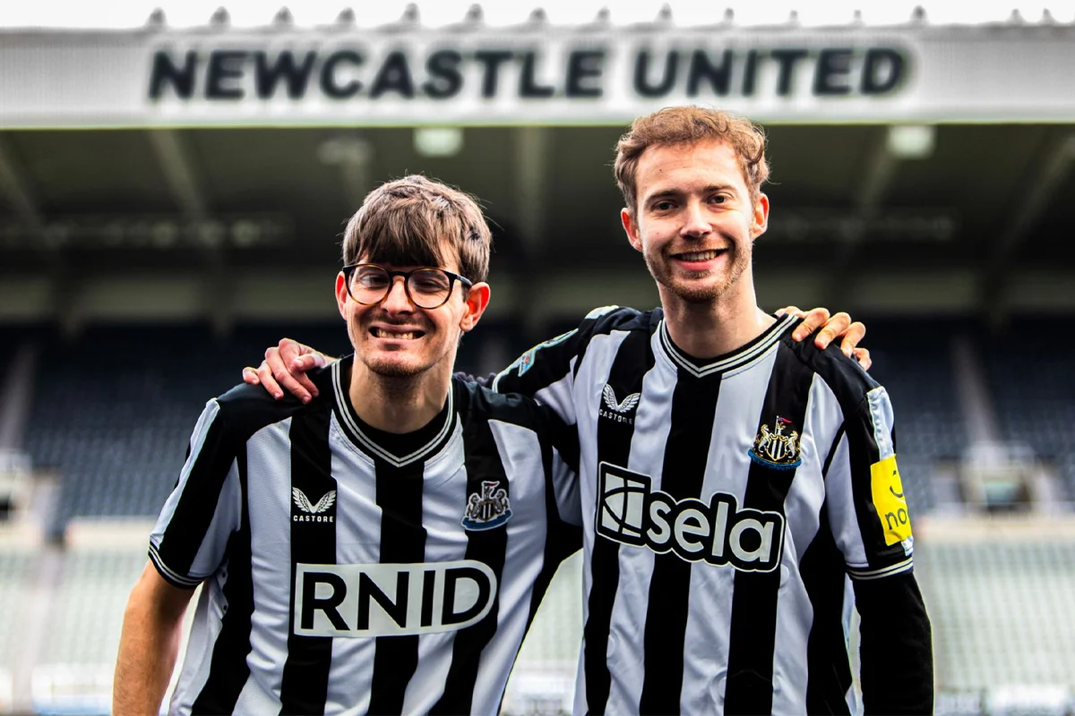 Newcastle United presenta sus innovadoras "Camisetas Sonoras" para aficionados sordos