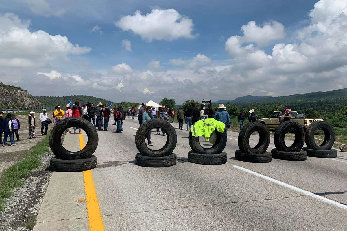 Regresa el bloqueo al Arco Norte, por ejidatarios que exigen cumplimiento de pagos