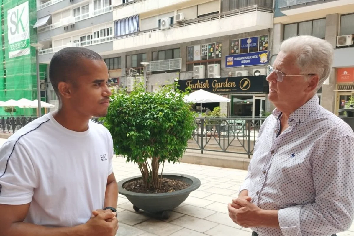 Héroe sin Capa, un albañil rescata a niño que colgaba de un balcón en Alicante