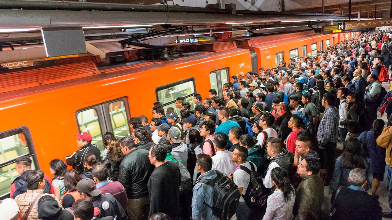 Línea 3: Más de 25 minutos para subir al metro