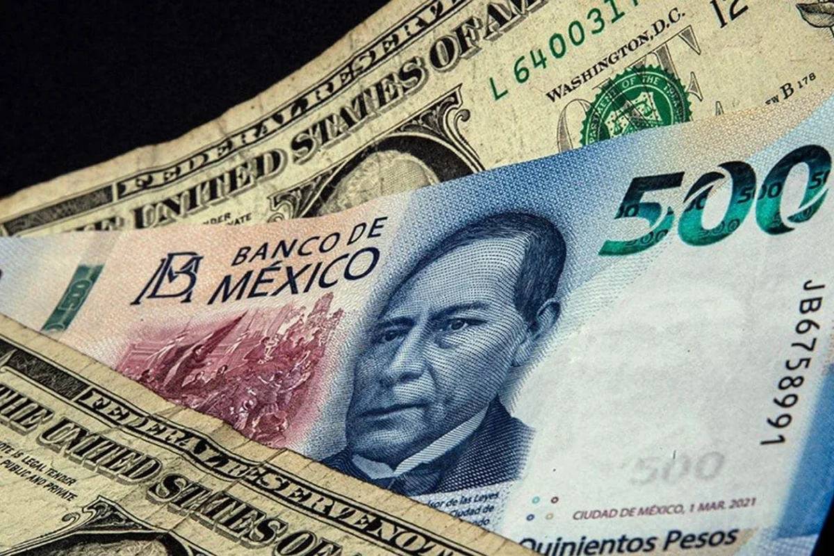 Peso mexicano abre ‘lunes negro’ y se deprecia a 19.56 por dólar