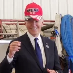 Joe Biden usa gorra de campaña de Trump durante evento del 11-S