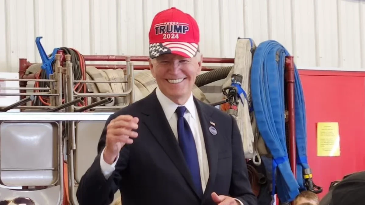 Joe Biden usa gorra de campaña de Trump durante evento del 11-S