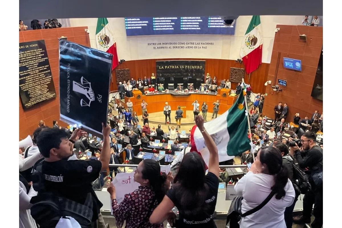 Manifestantes irrumpen en el Senado y se suspende discusión sobre la Reforma Judicial